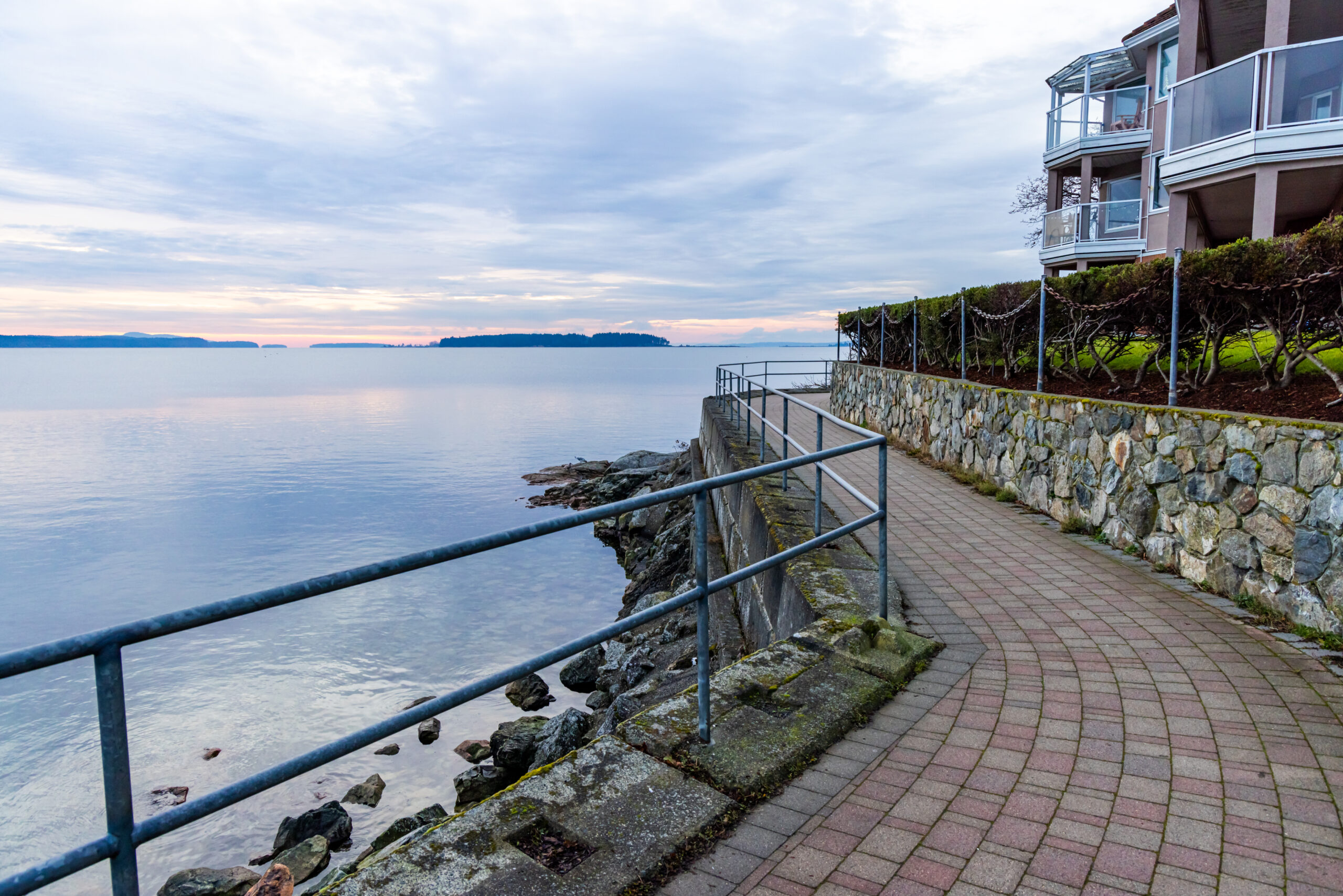 a side walk in nanaimo water front